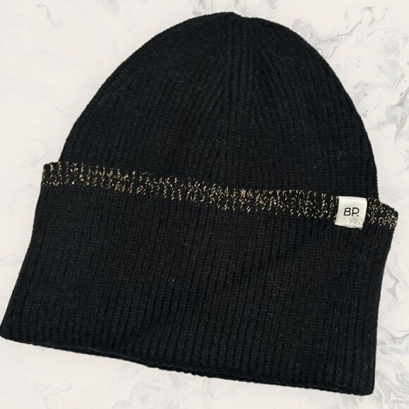 New Nordstrom Daisy Pattern with Reversible Scarf and Black Beanie- Black/ White - Picture 4 of 4